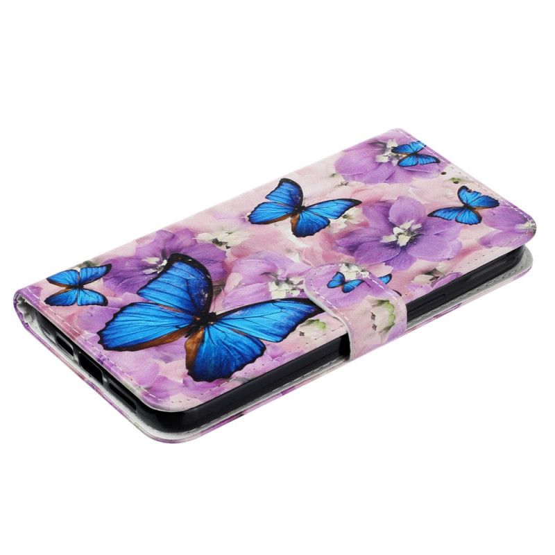 Kožený Kryt iPhone 16 Pro Modrí Motýli A Fialové Květiny S Popruhem